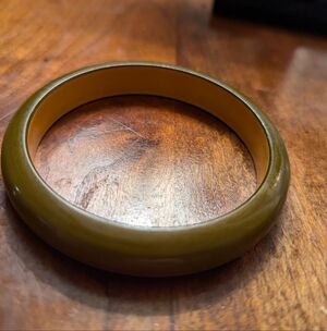 🫒 Olive Green Vintage Bangle Bracelet 3" x .50"